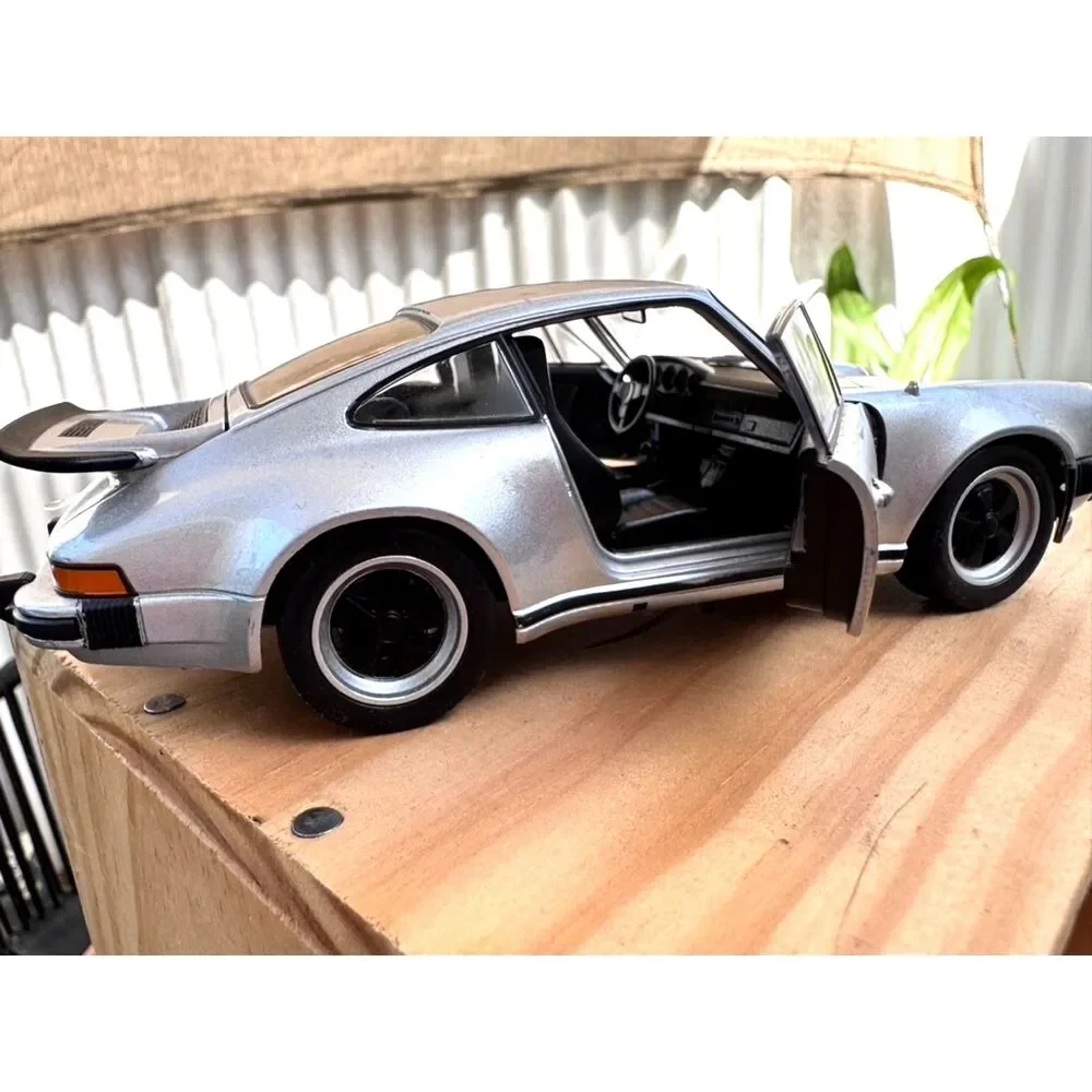 2018 Welly Porsche Silver 1974 911 Turbo Coupe #24043 Diecast Model Car
